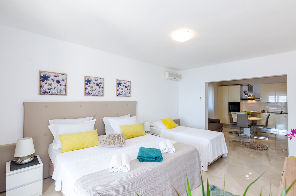 APARTMENTS SANDITO 12/50