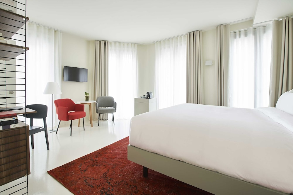 CLUB, QUEEN BED