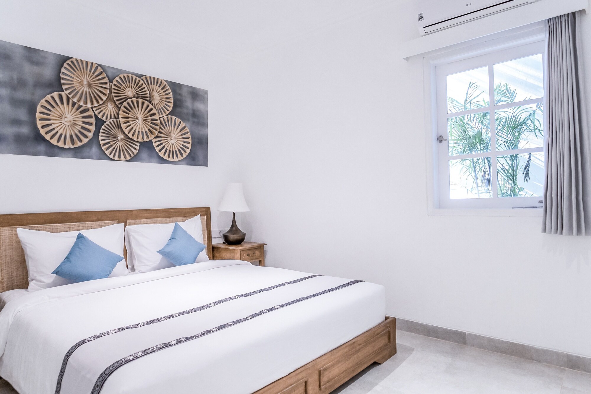 1 BEDROOM, KITCHEN