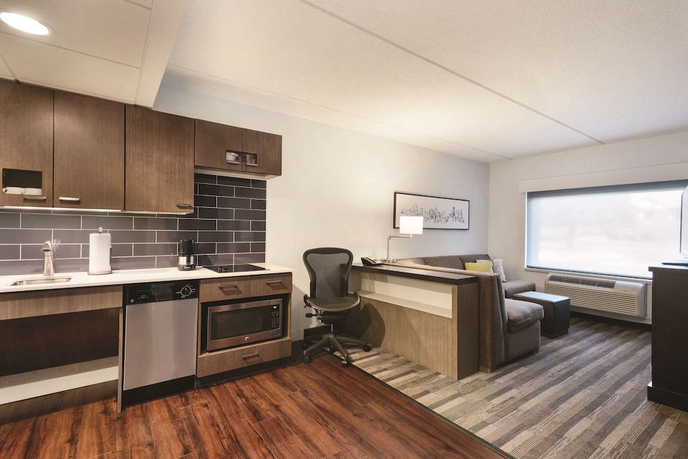 CLT Sky Suites 22/34