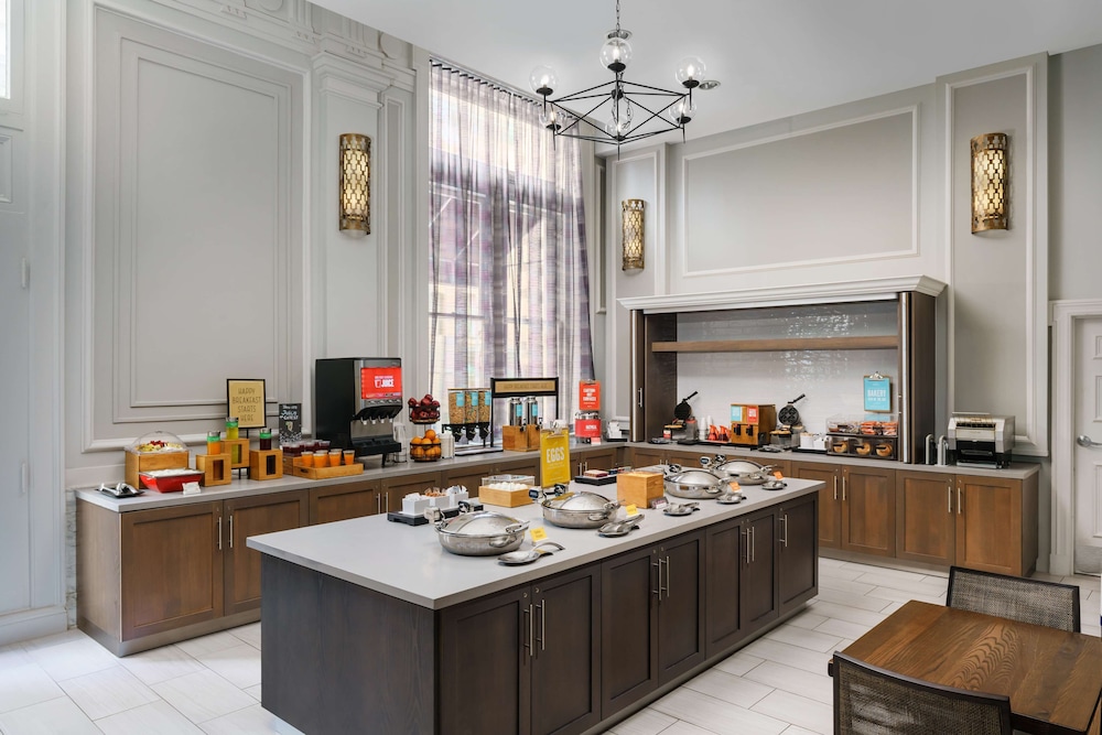 Hampton Inn and Suites Baltimore Inner Harbor 32/41