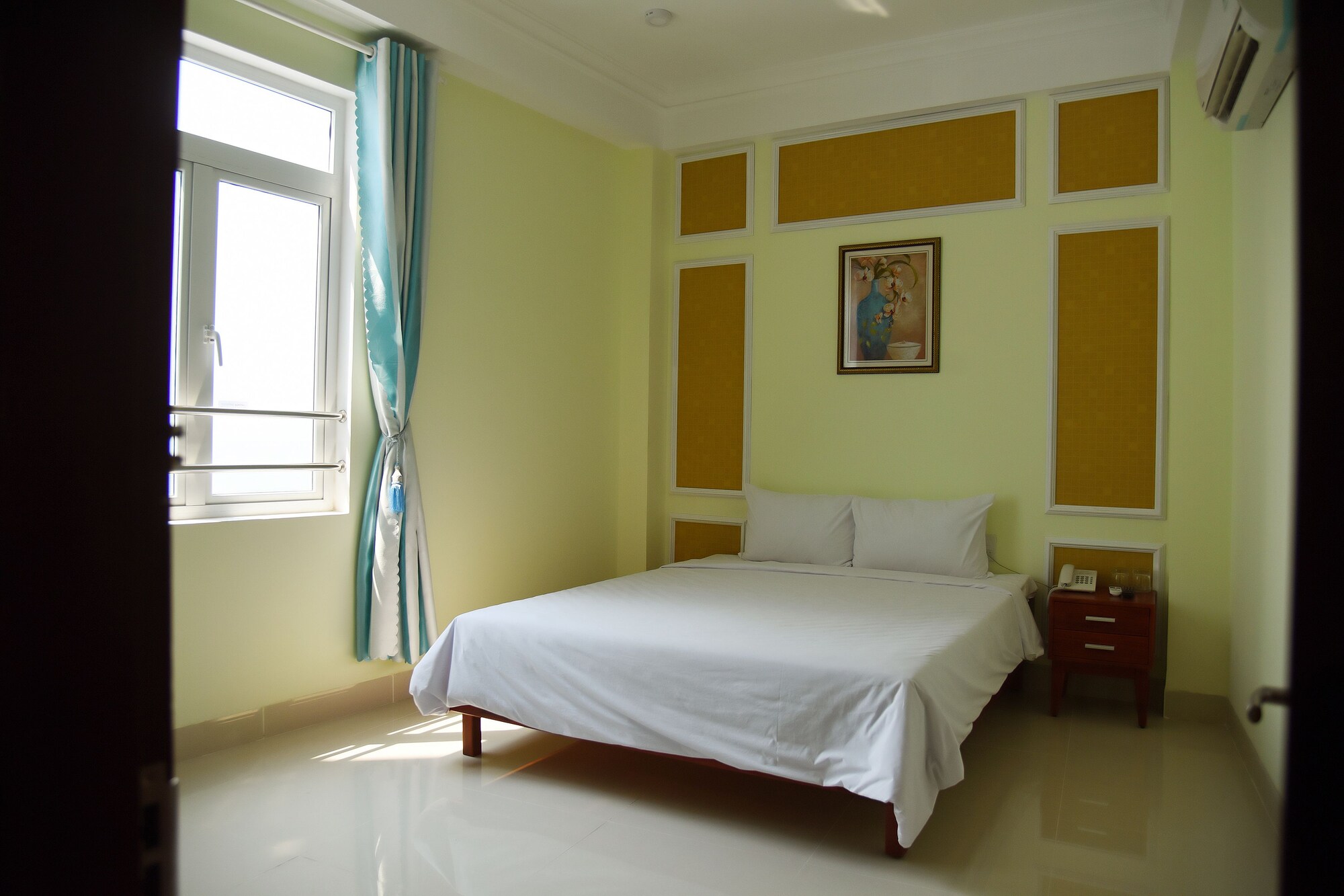 SUPERIOR, PARTIAL SEA VIEW