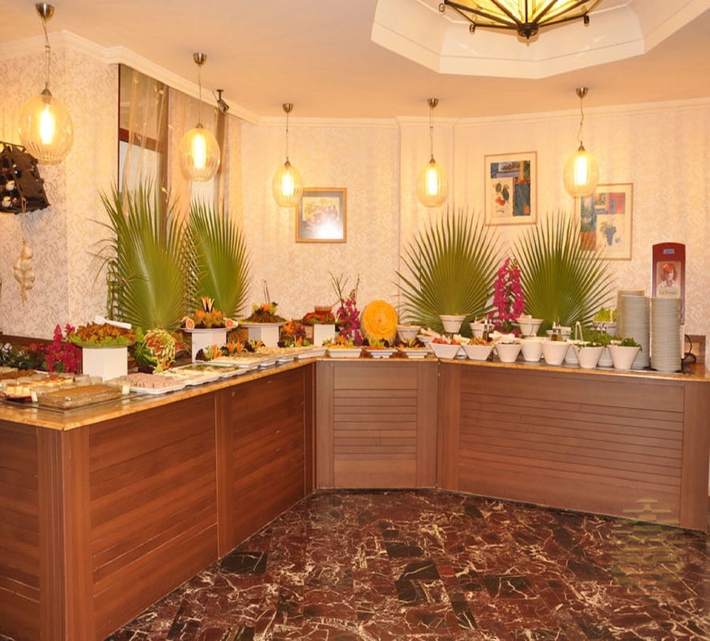 Azak Hotel 6/42