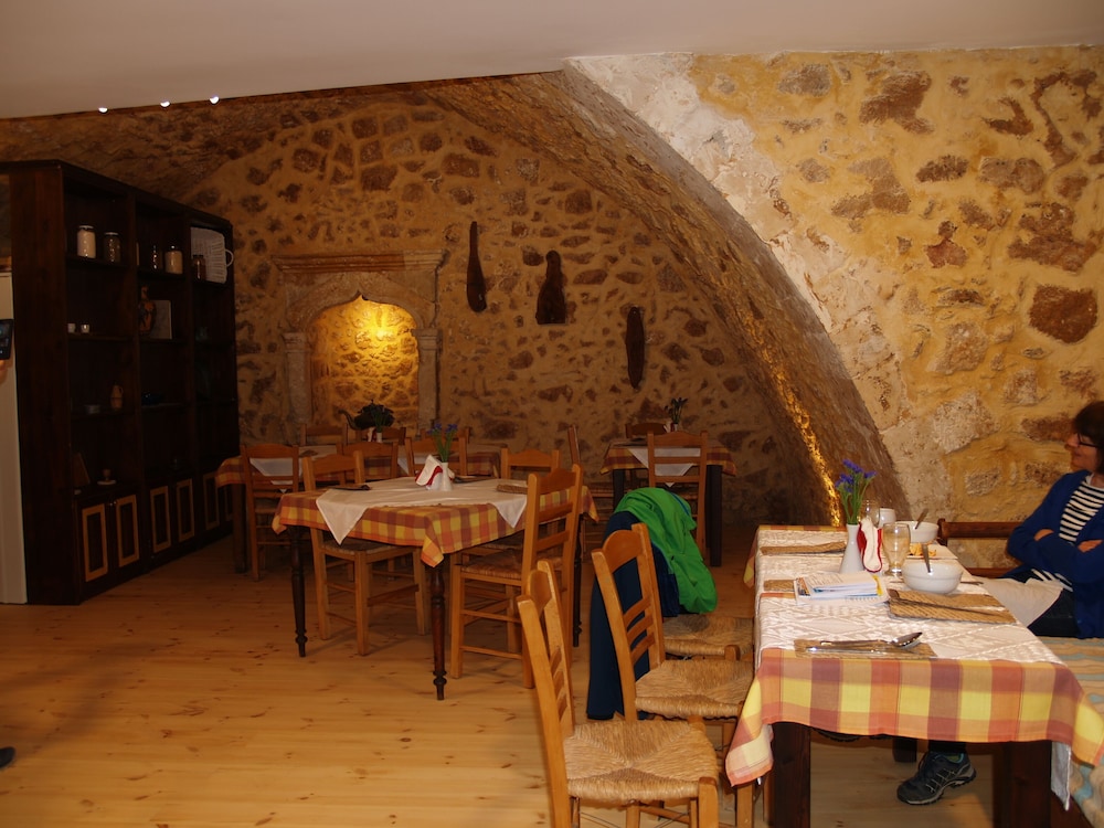 Amphora Hotel 30/50