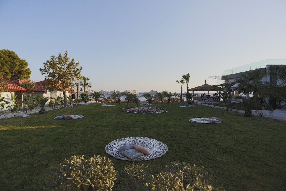 Glenn Hotel Beach 35/50