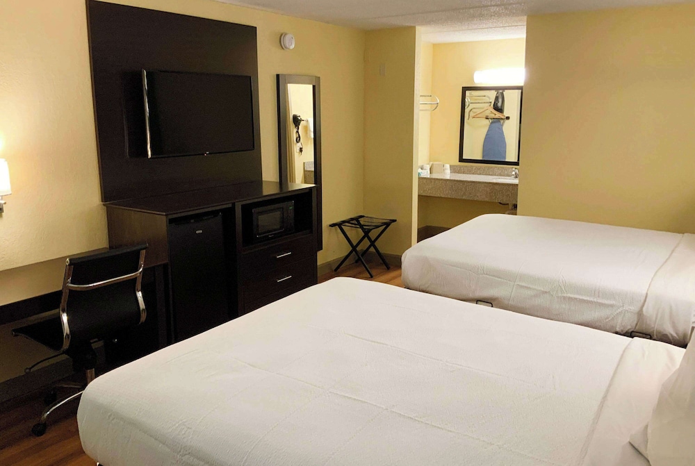 Days Inn by Wyndham Troy IL 14/34