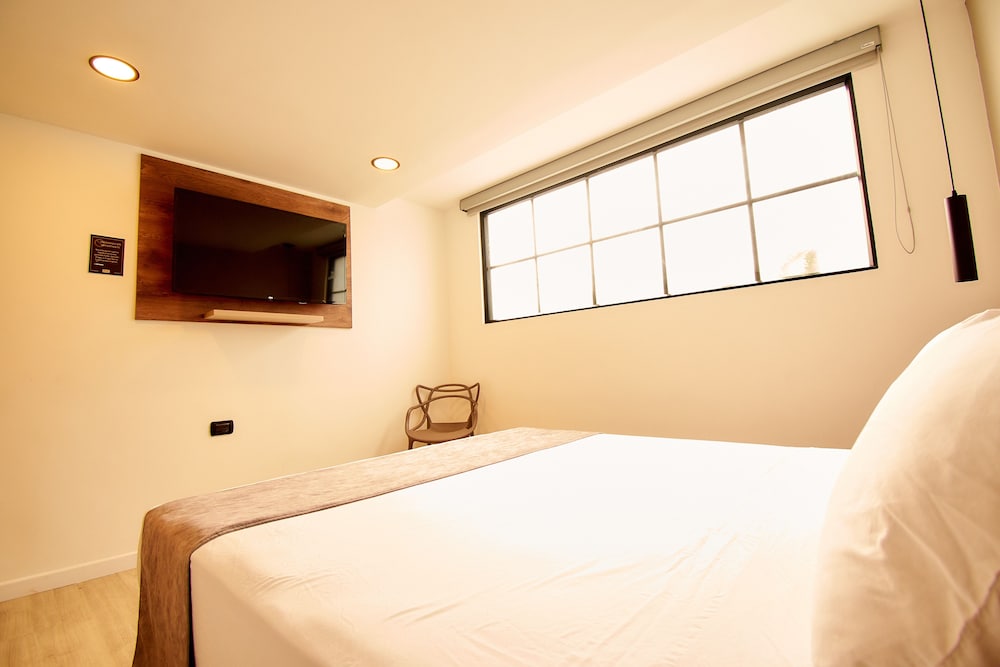 ROOM, DOUBLE BED