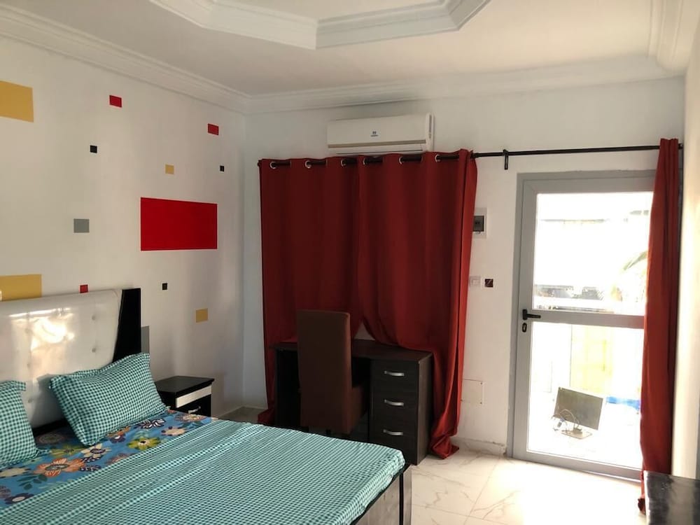 EXECUTIVE, STUDIO, SUITE, KING BED