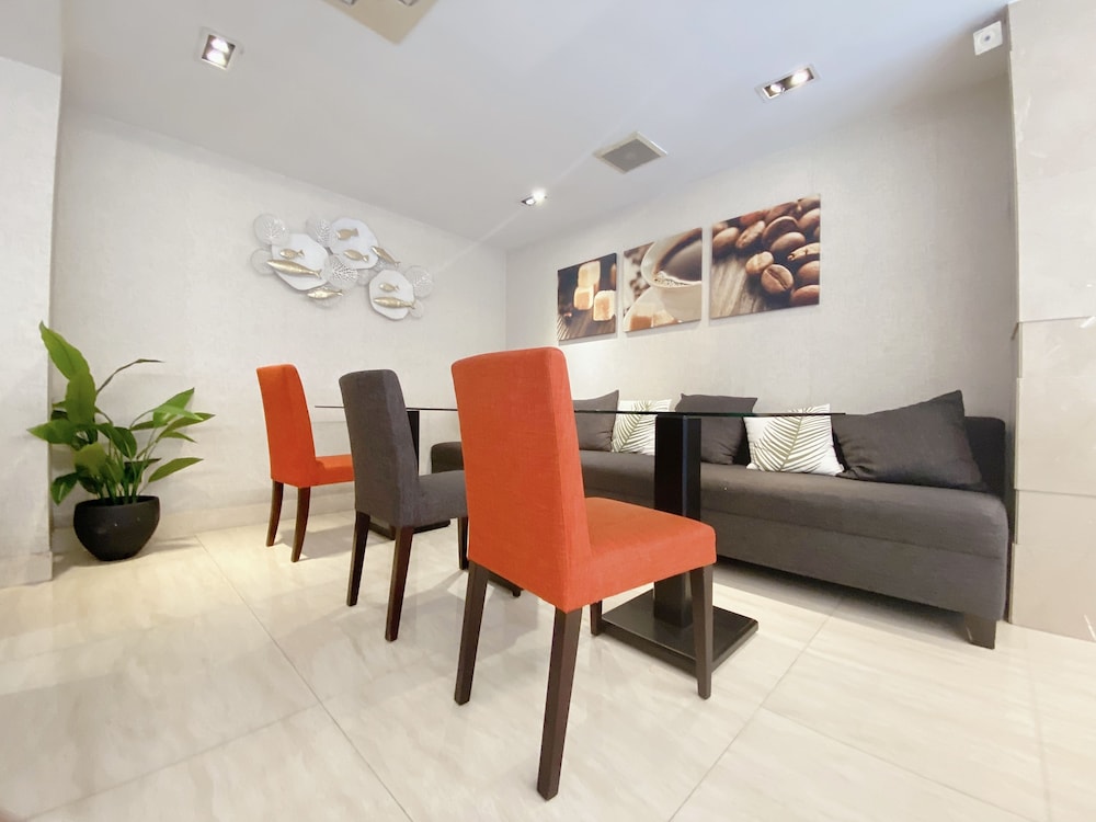 The Luxe Hotel 34/50
