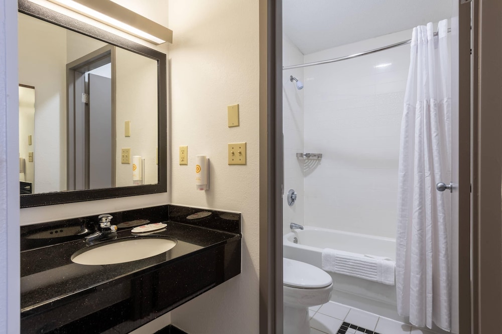 Comfort Inn - Dedham-Boston MetroWest 47/49
