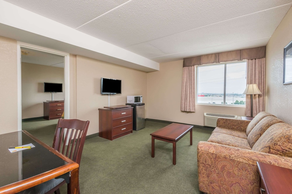 Super 8 By Wyndham Mississauga 16/22