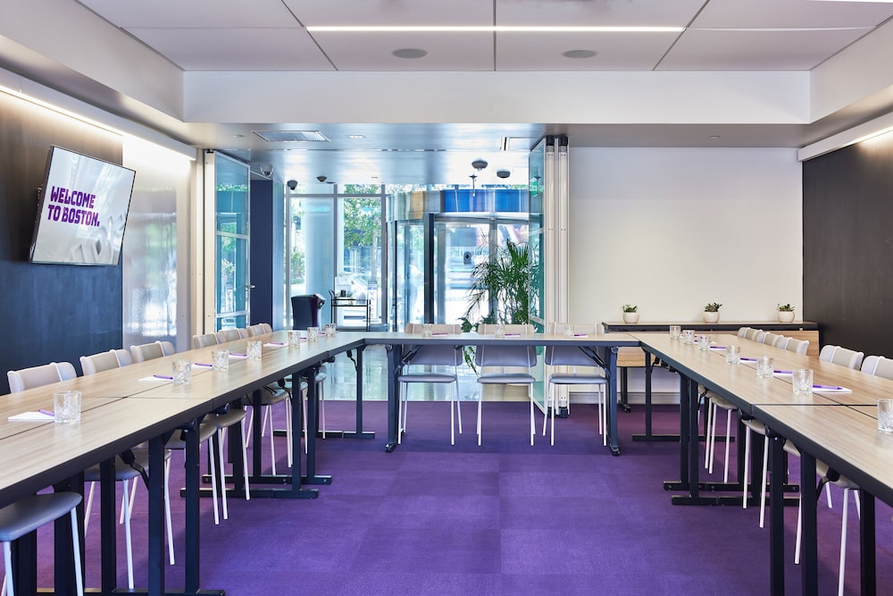 YOTEL Boston, Select by Hilton 73/79