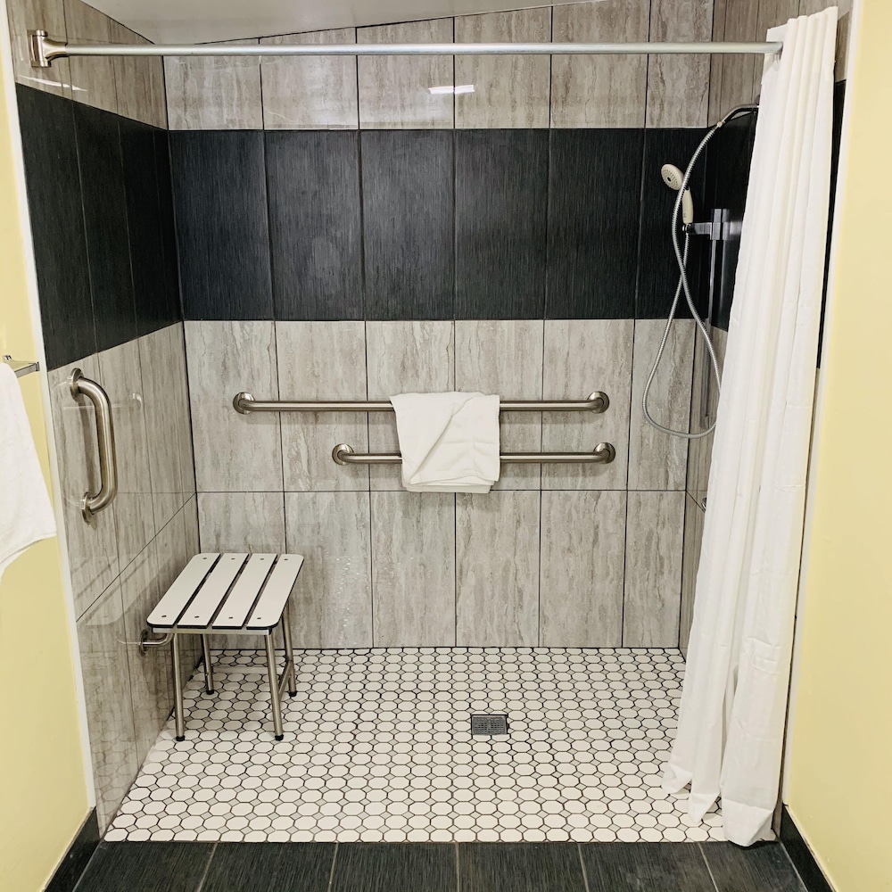 Econo Lodge 8/33