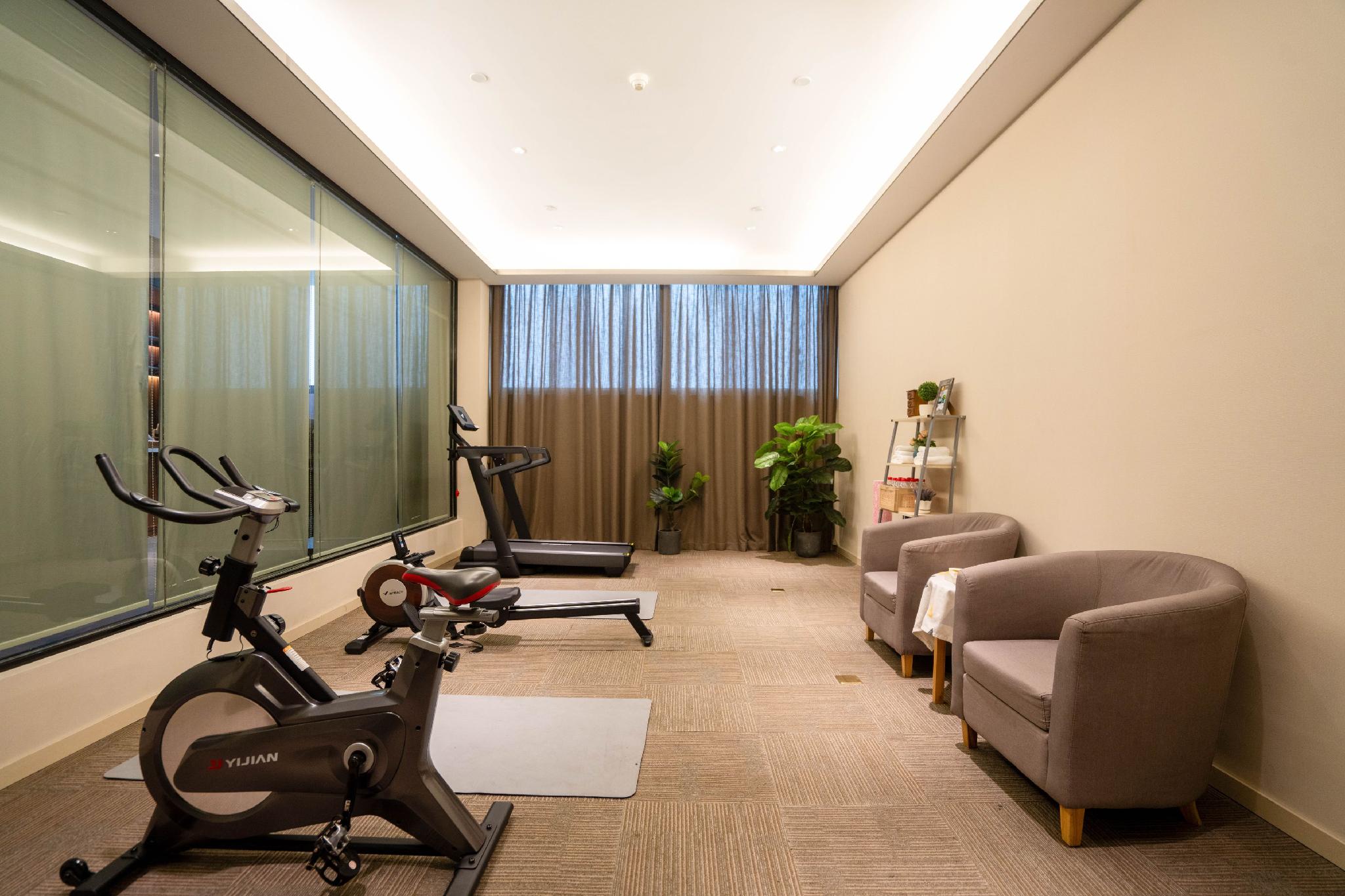 Home Inn Plus (Wuxi Zhongshan Road Shenglimen Metro Station) 42/57