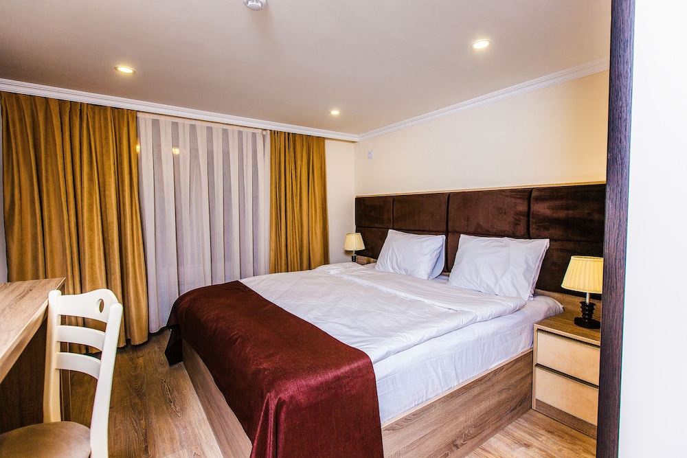 DELUXE CITY HOTEL 32/70