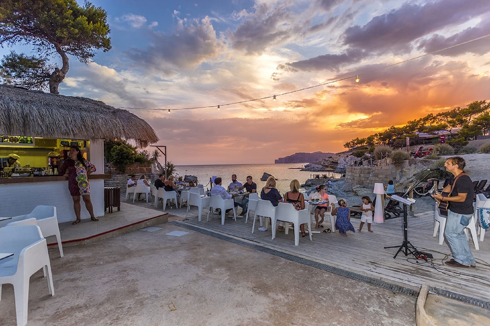 Fergus Style Cala Blanca Suites 36/37