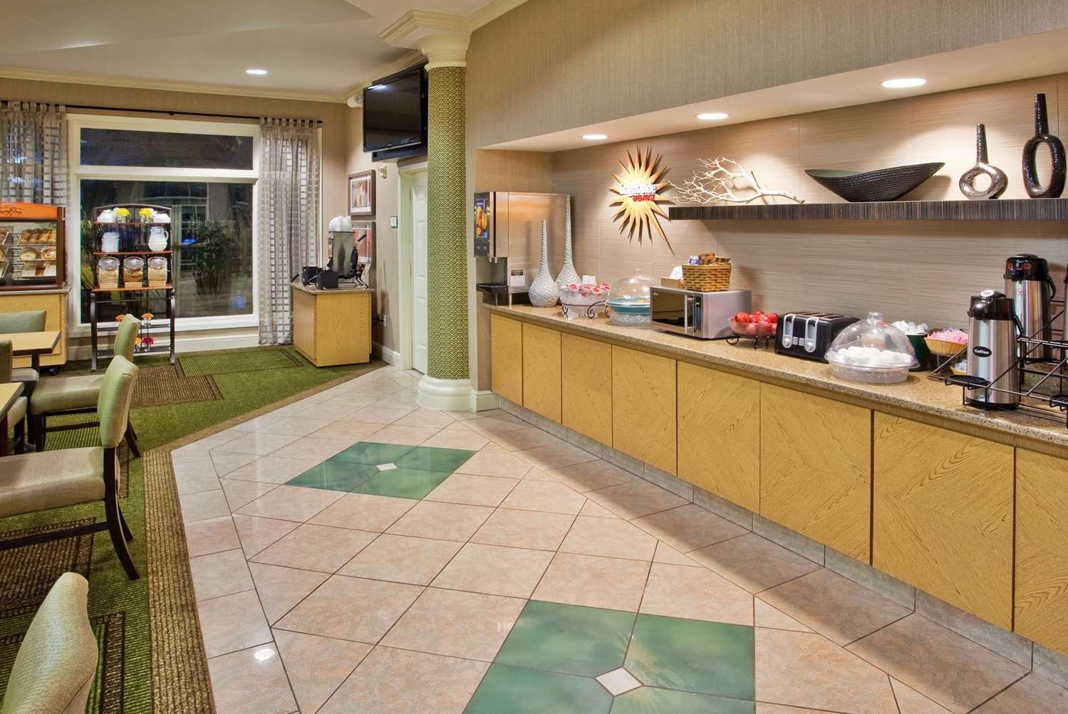 La Quinta Inn and Suites by Wyndham Greenville Haywood 34/68