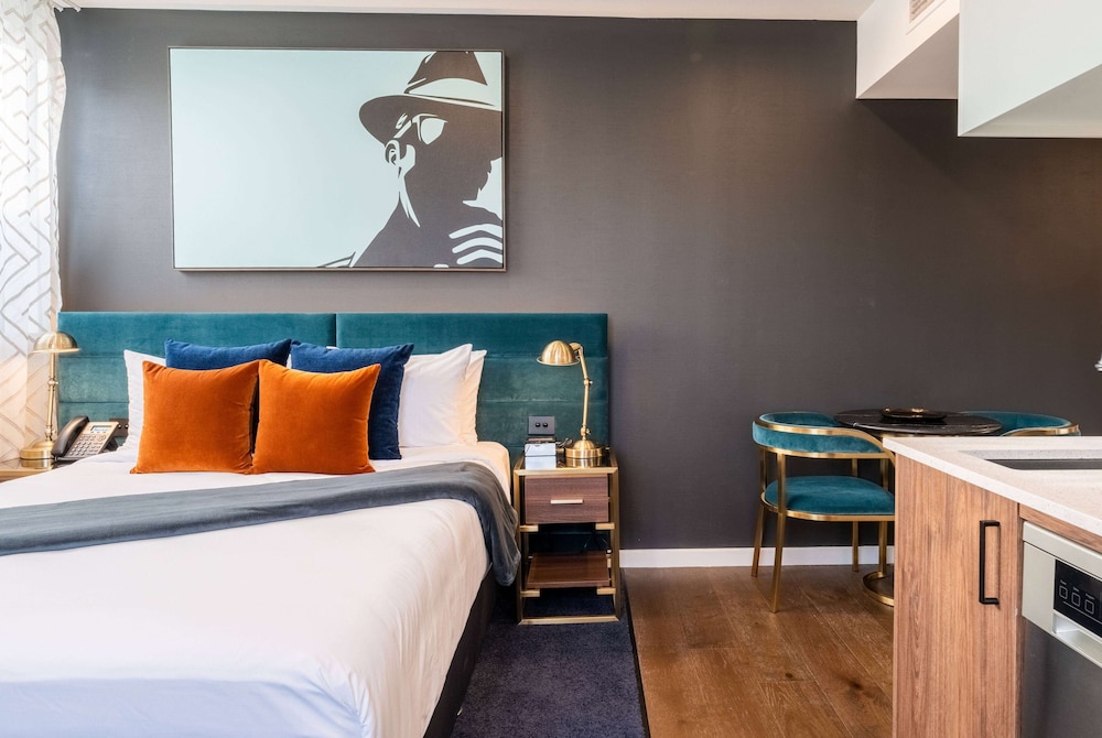 STUDIO, QUEEN BED