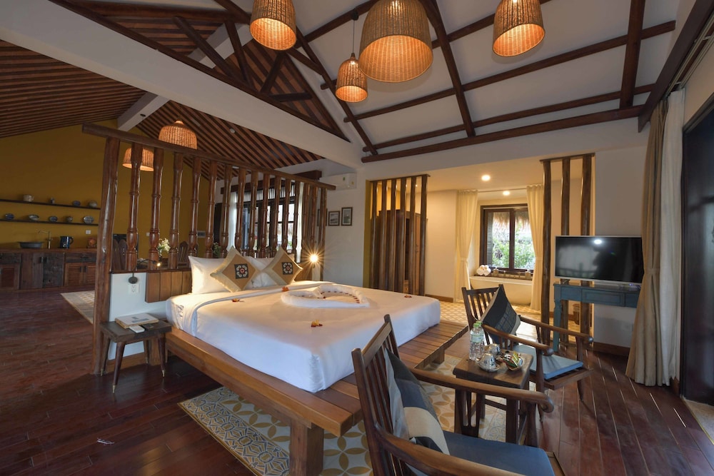 EXECUTIVE, SUITE, BATHTUB