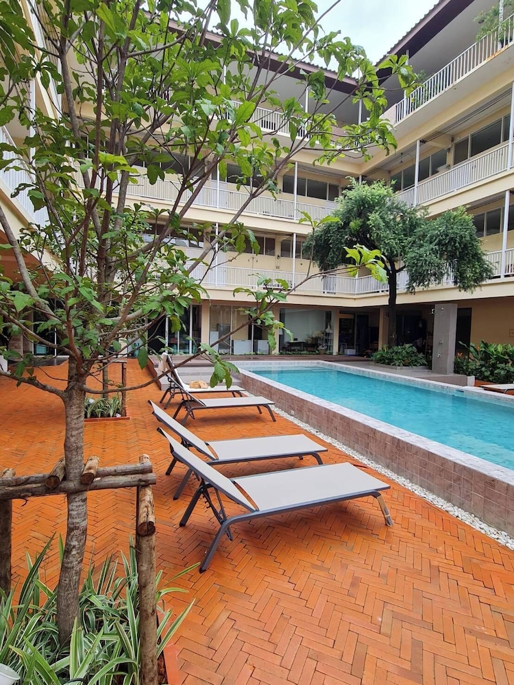 Feung Nakorn Balcony Rooms Cafe 73/79