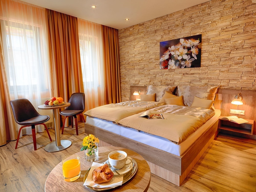 Viktor Hotel 16/55