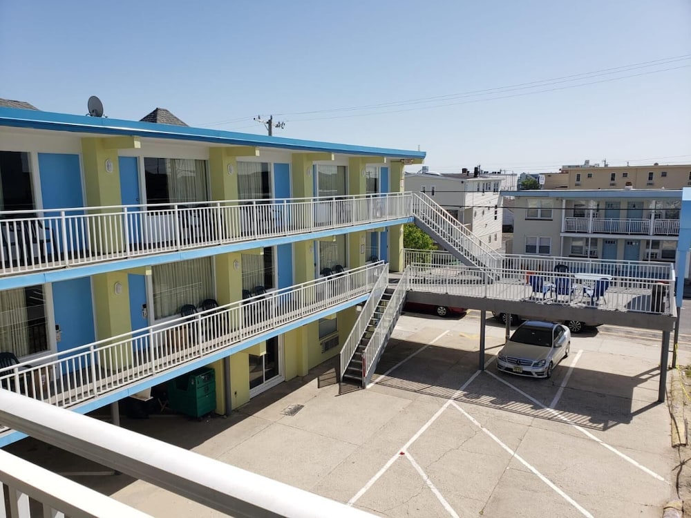 Tropicana Motel 3/40