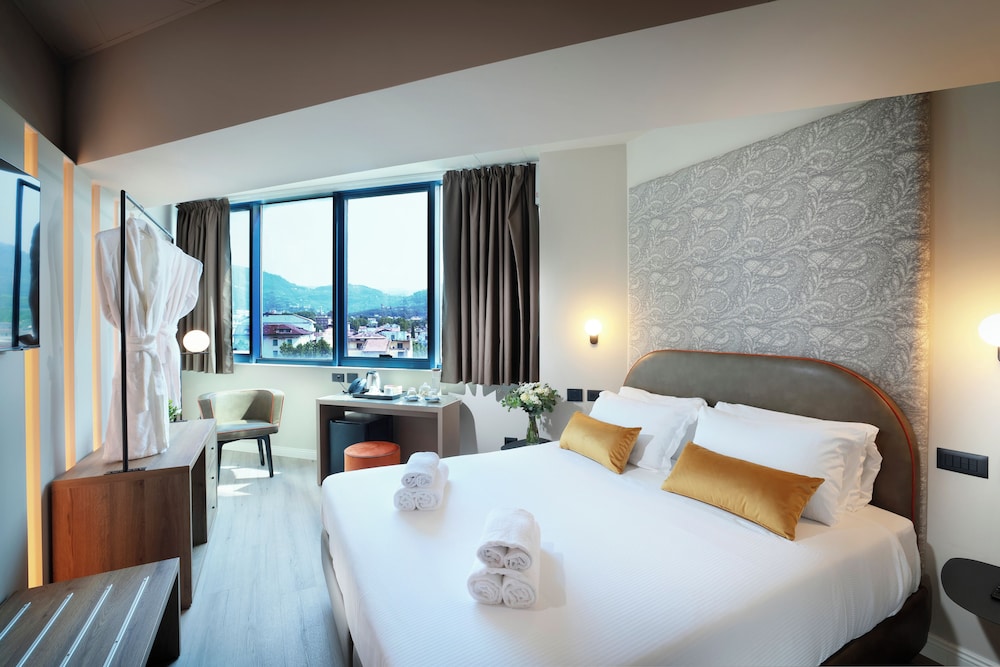 DELUXE, DOUBLE OR TWIN BED, HILL VIEW