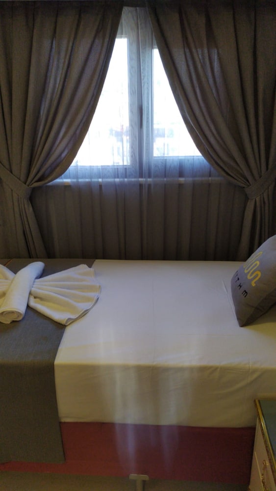 Rhythm Hotel 30/50