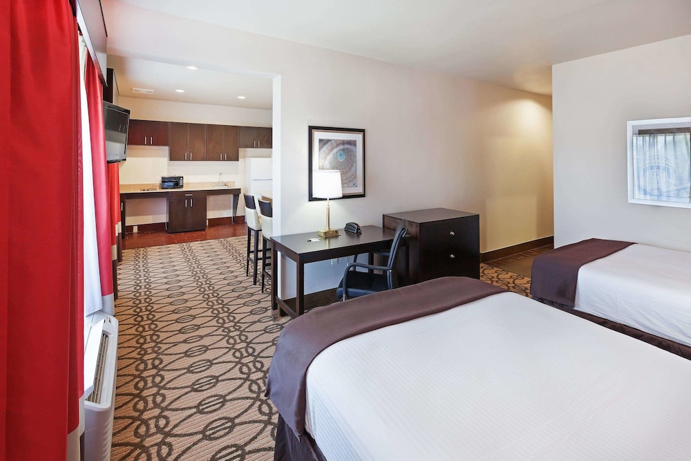 La Quinta Inn Suites Pearsall 18/56