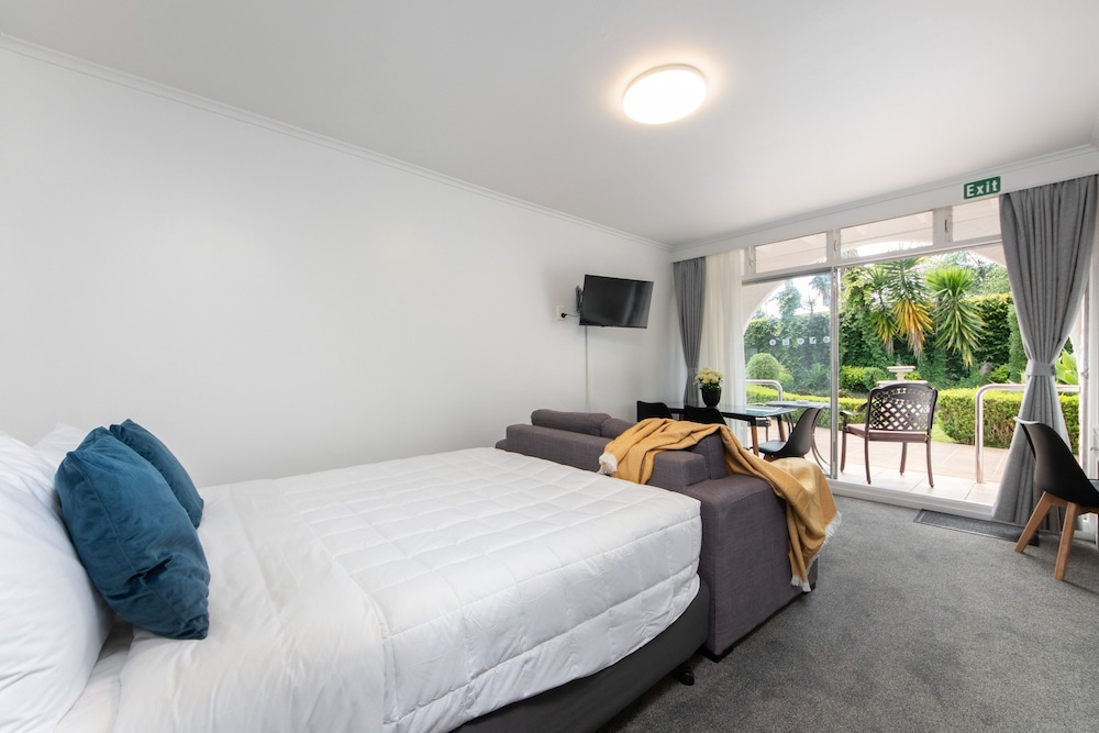 1 BEDROOM, DELUXE, SUITE, GARDEN VIEW, KITCHENETTE