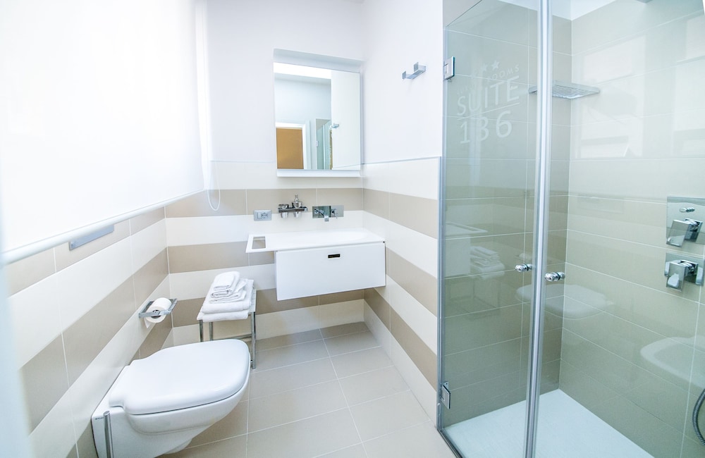 Suite 136 Luxury Rooms 40/50