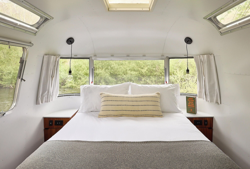Explorer, Suite, Queen Bed, Sofa