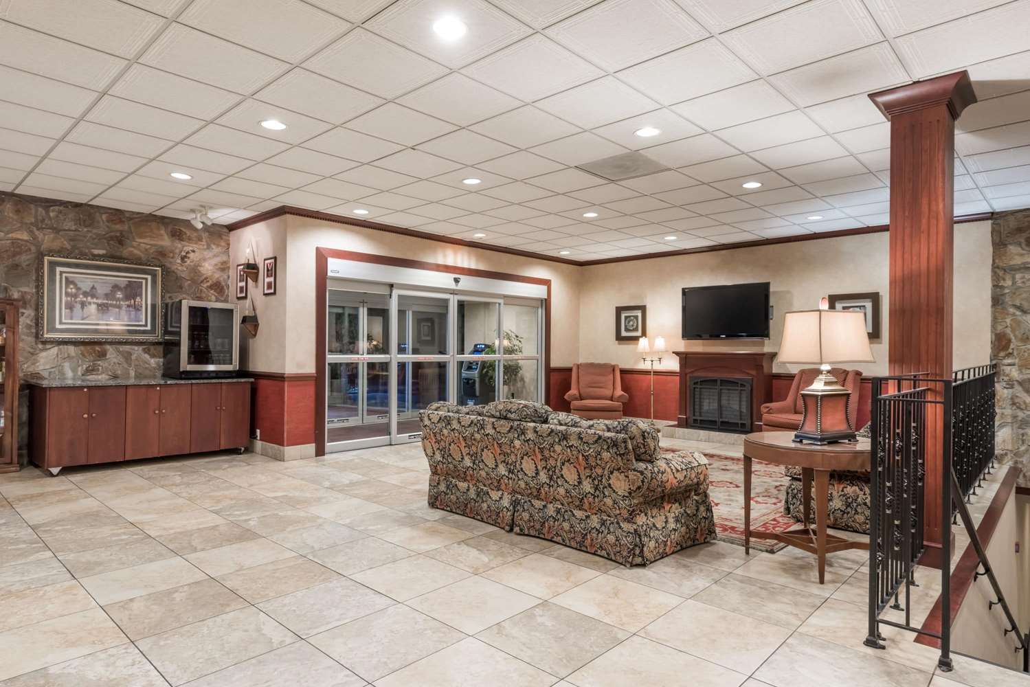 Ramada by Wyndham State College Hotel & Conference Center 8/40