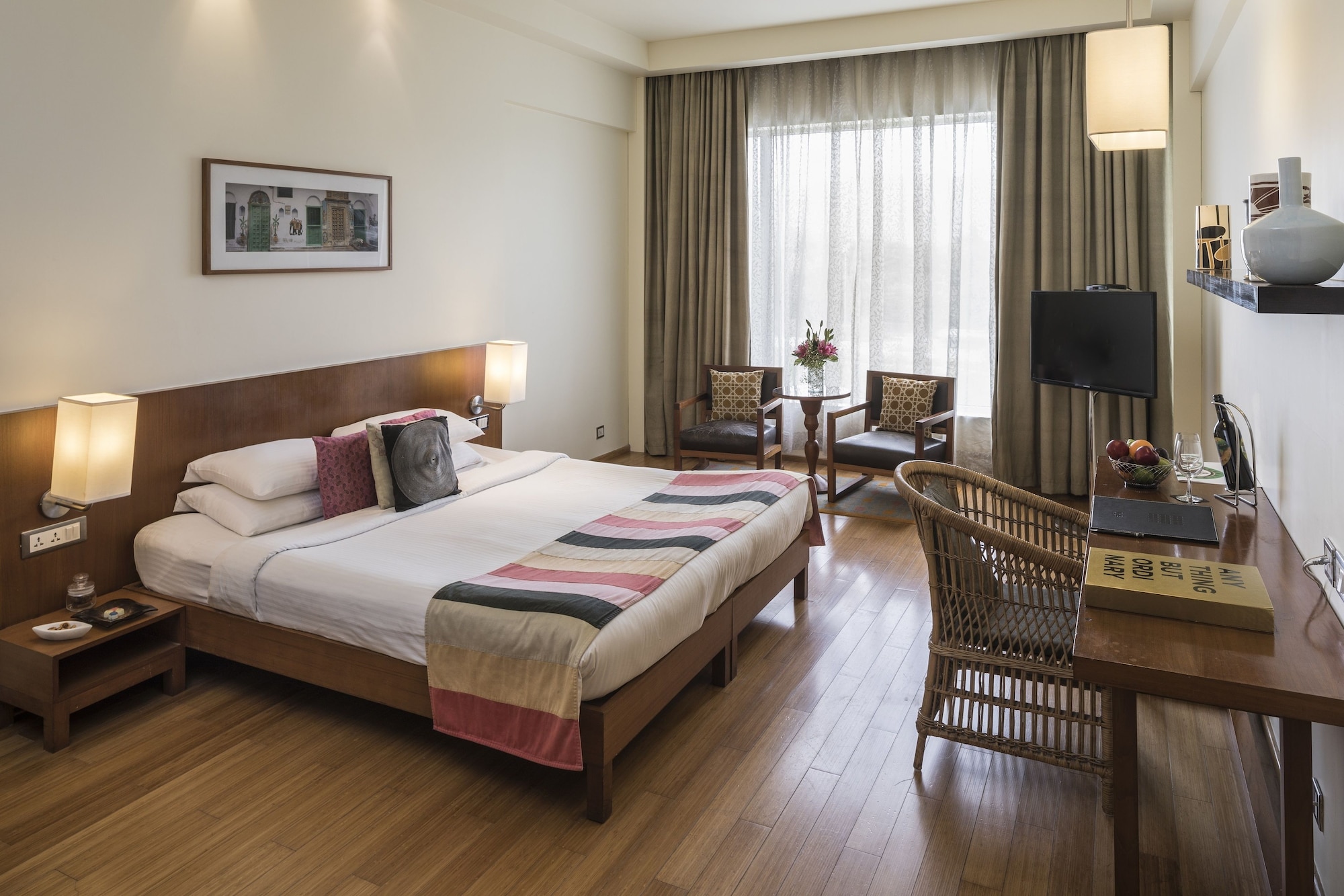 DELUXE, KING BED