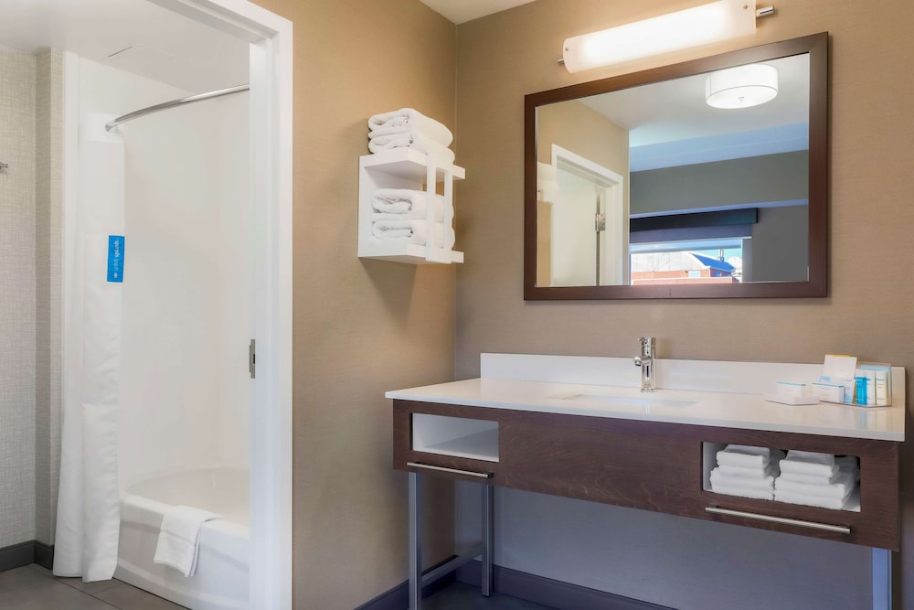 Hampton Inn Suites Pittsburgh Downtown 15/47