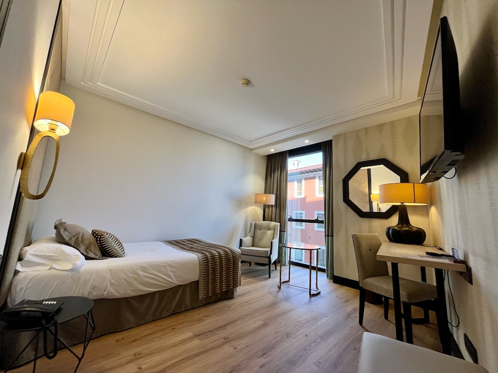 ROOM, SINGLE