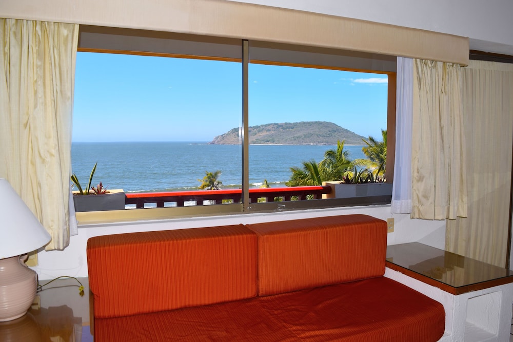 Costa De Oro Beach Hotel 13/50