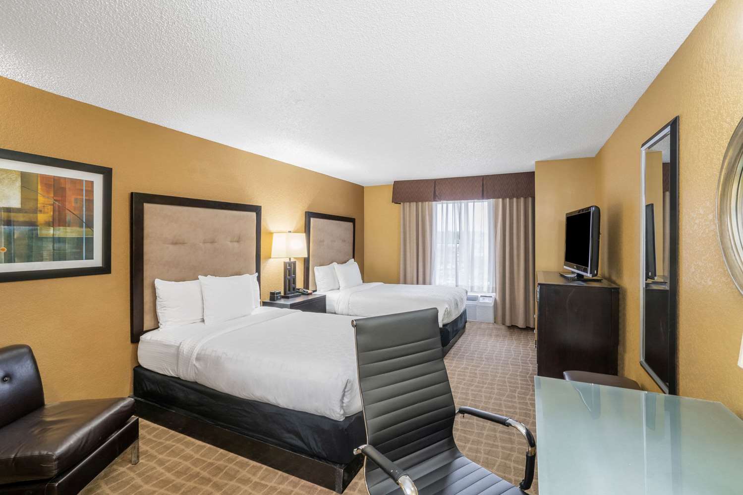 La Quinta Inn & Suites by Wyndham Hot Springs 25/57