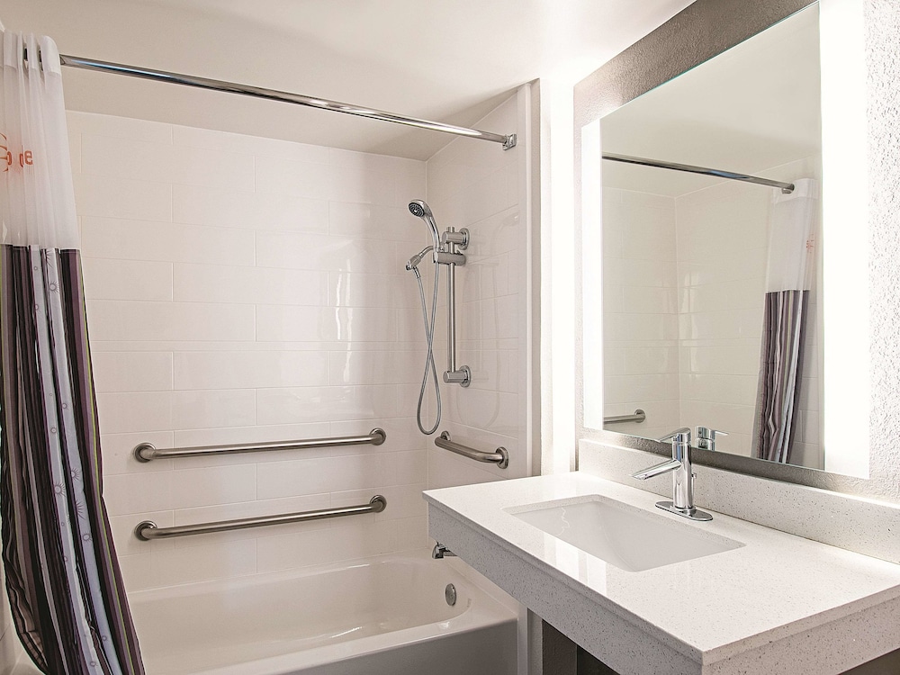 La Quinta Inn & Suites by Wyndham Cincinnati Sharonville 6/45