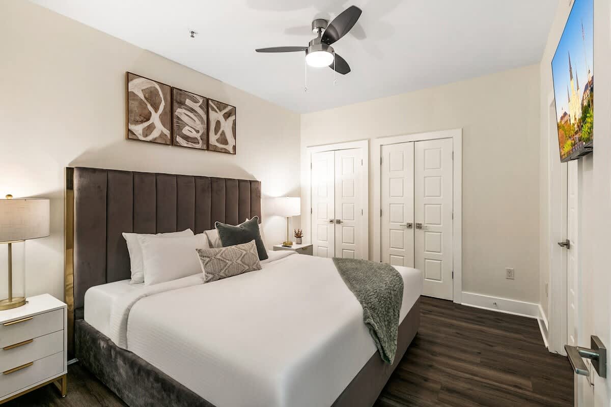 4 Bedroom Sleeps 10