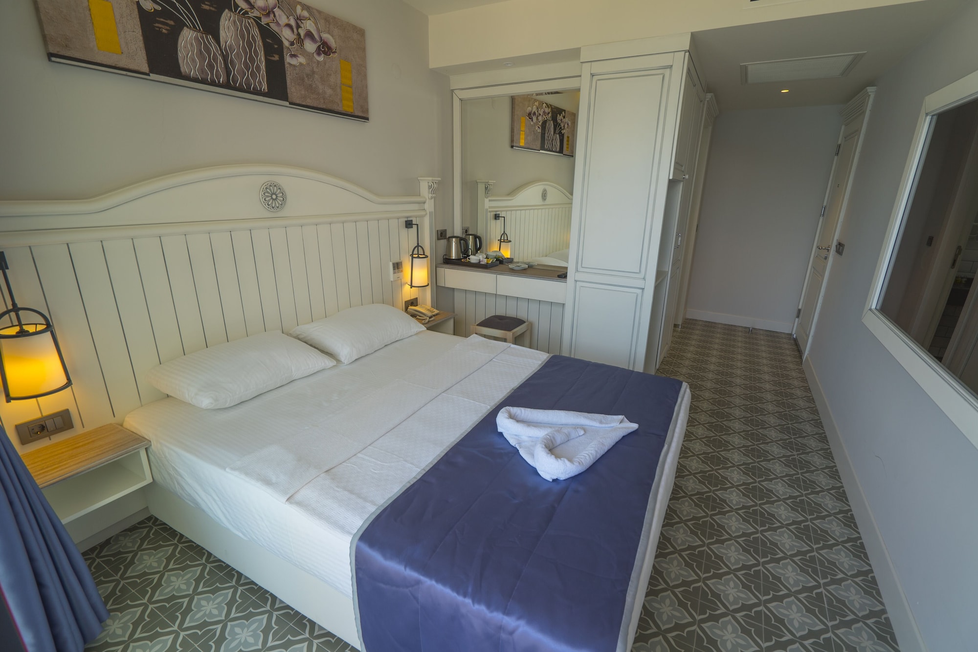 ROOM, DOUBLE BED, PARTIAL SEA VIEW