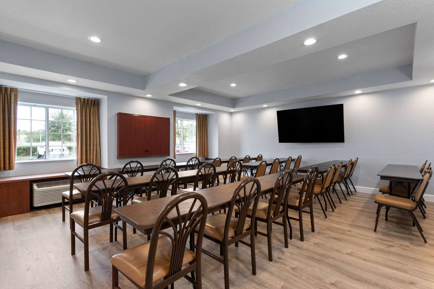 Microtel Inn Suites By Wyndham Zephyrhills 37/48