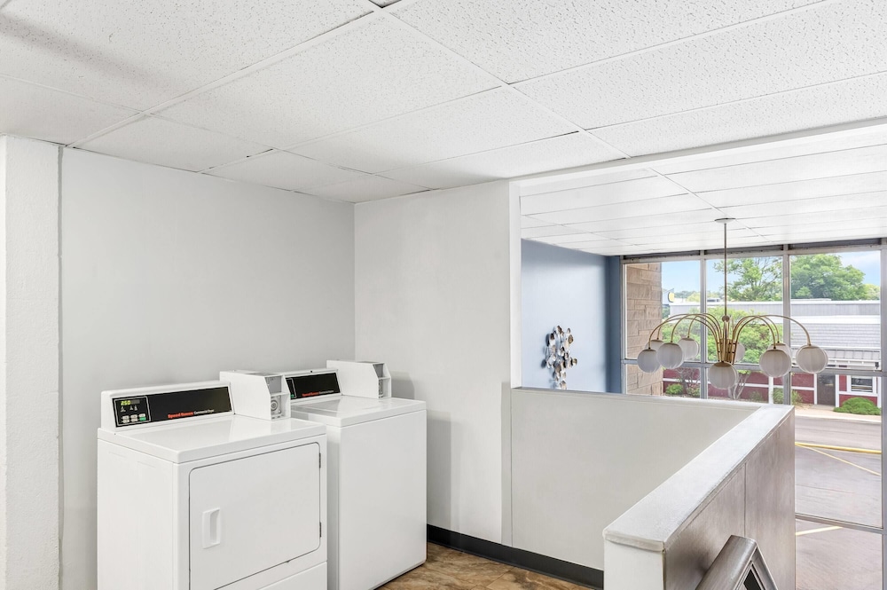 Travelodge By Wyndham Bloomington 9/62
