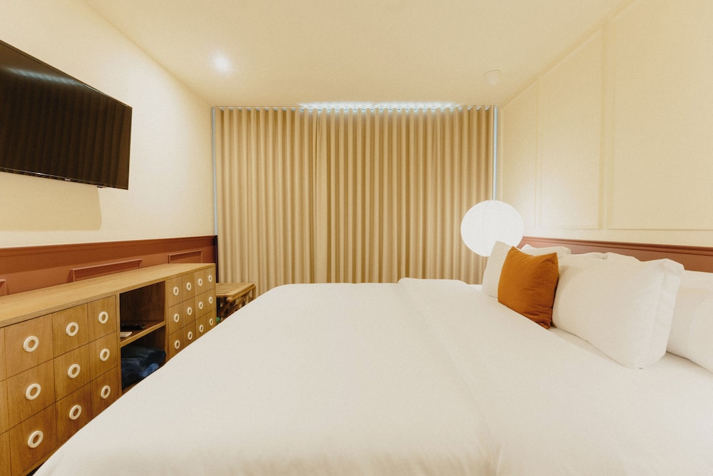 SUPERIOR, KING BED