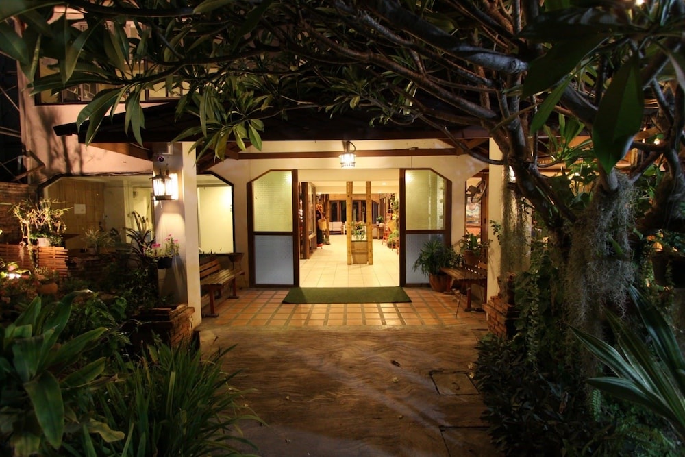Phumanee Home Hotel 17/19