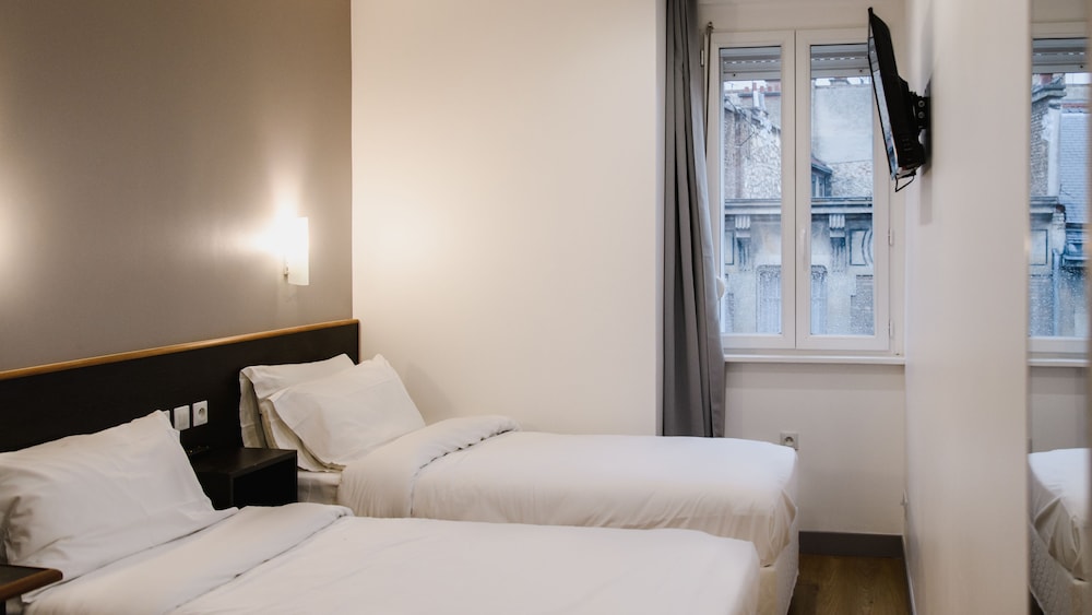 COMFORT, TWIN BEDS