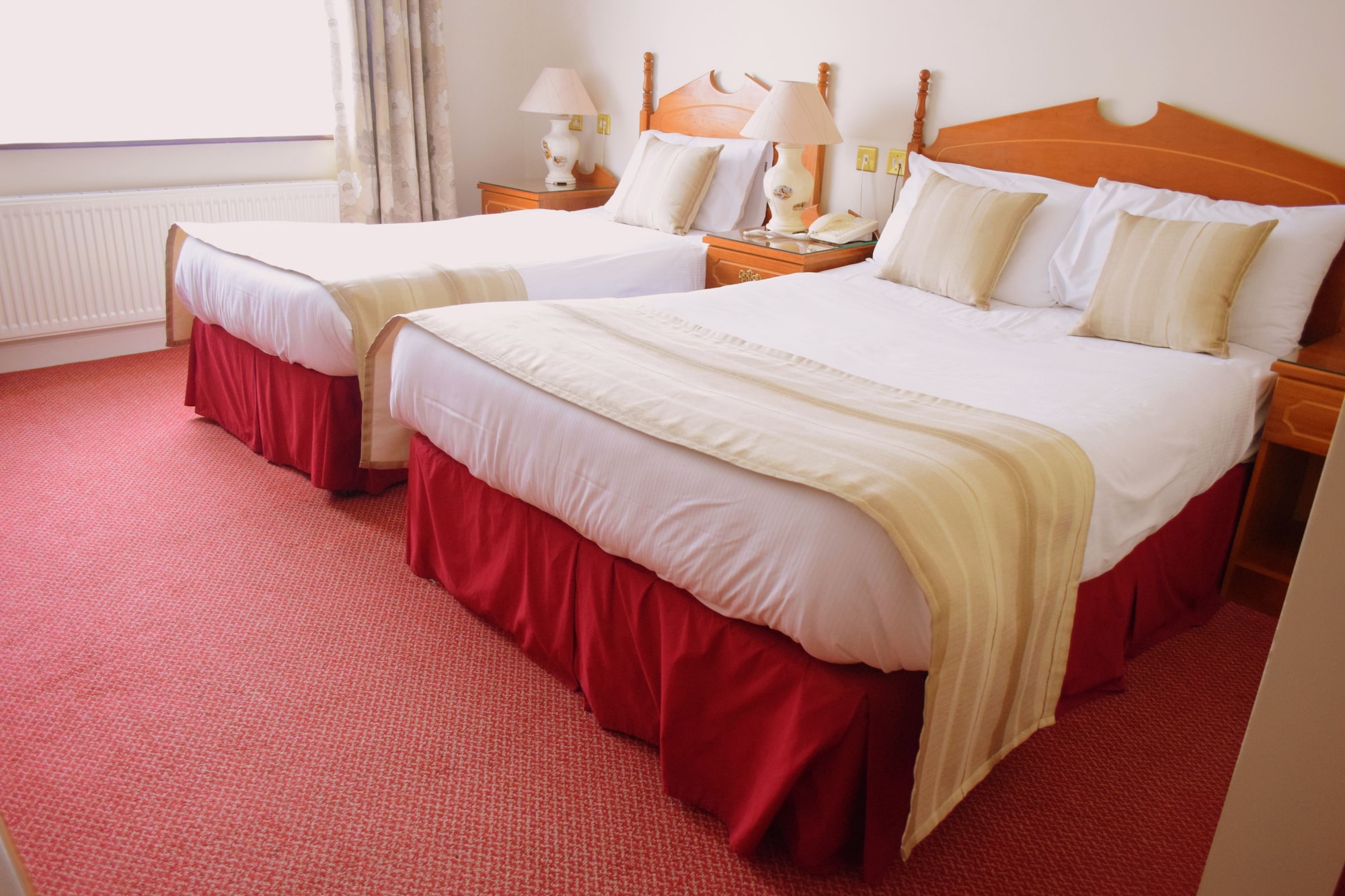 غرفة بسرير مزدوج وسرير فردي