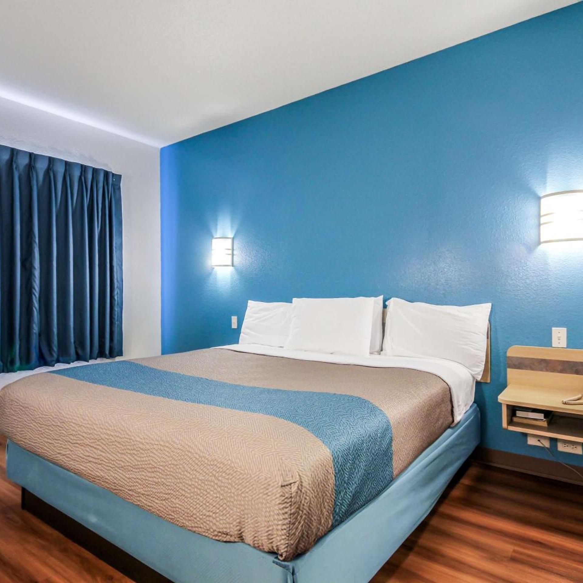 ROOM, KING BED, ACCESSIBLE