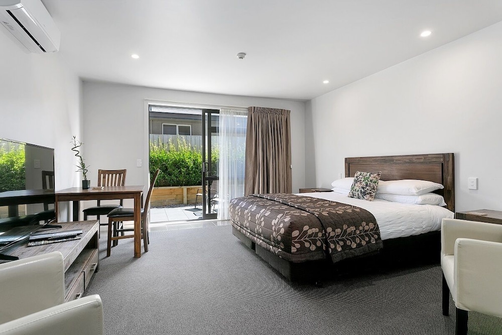 Downstairs, Spa, Deluxe, Studio, King Bed, Lake Wing