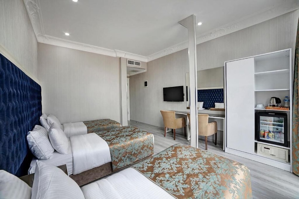 White Monarch Hotel 19/70